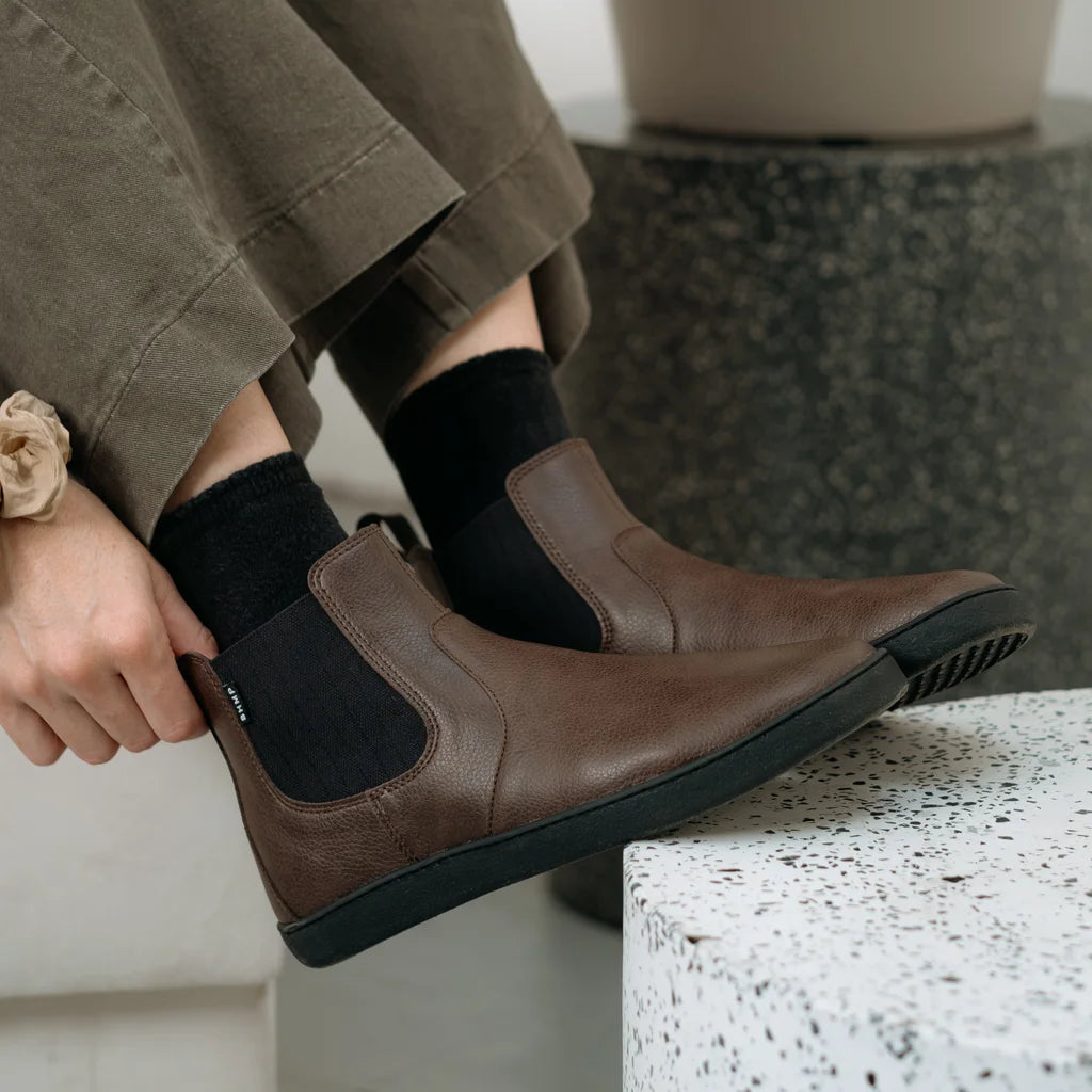Bohempia Lumi Dark Chocolate - Botas Chelsea Barefoot veganas unisex marrón oscuro