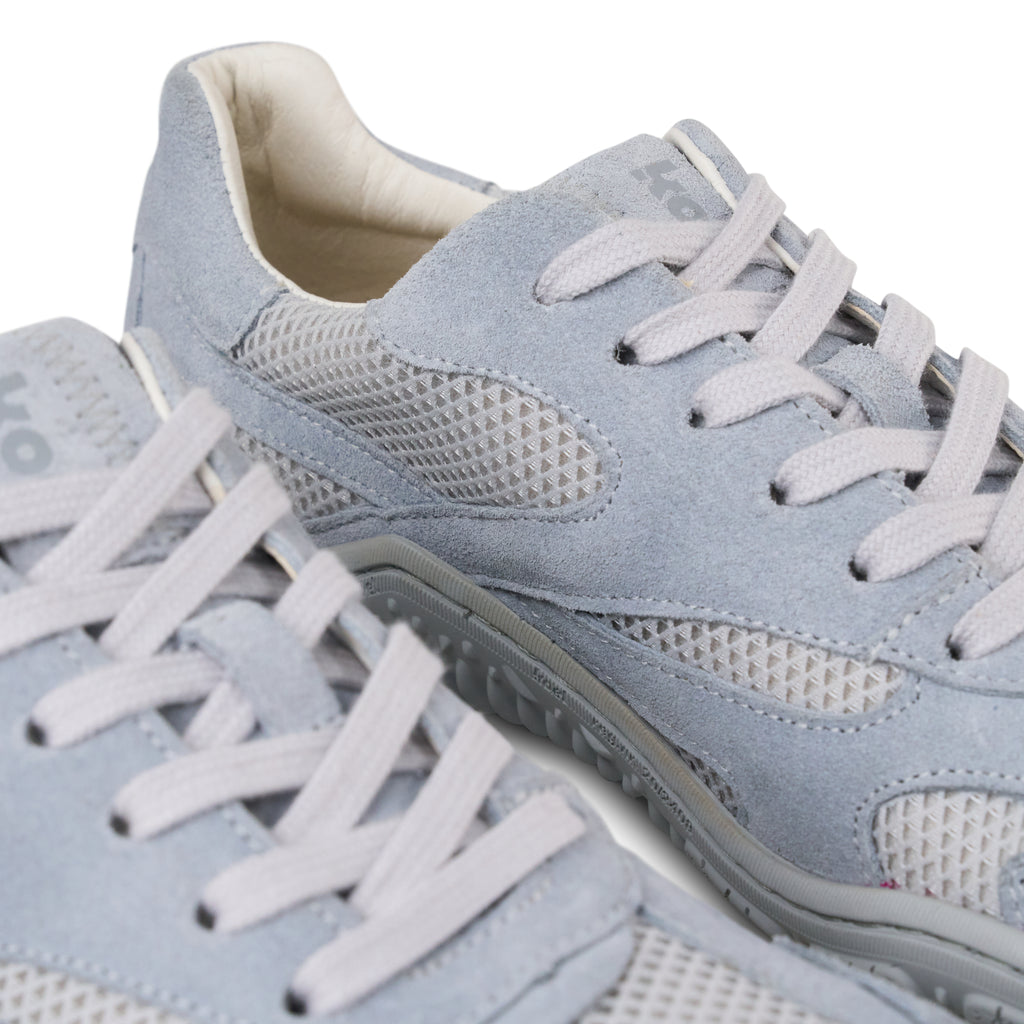 Koel Rita Suede Light Grey - Zapatillas barefoot ligeras de mujer para senderismo y trekking media montaña grises