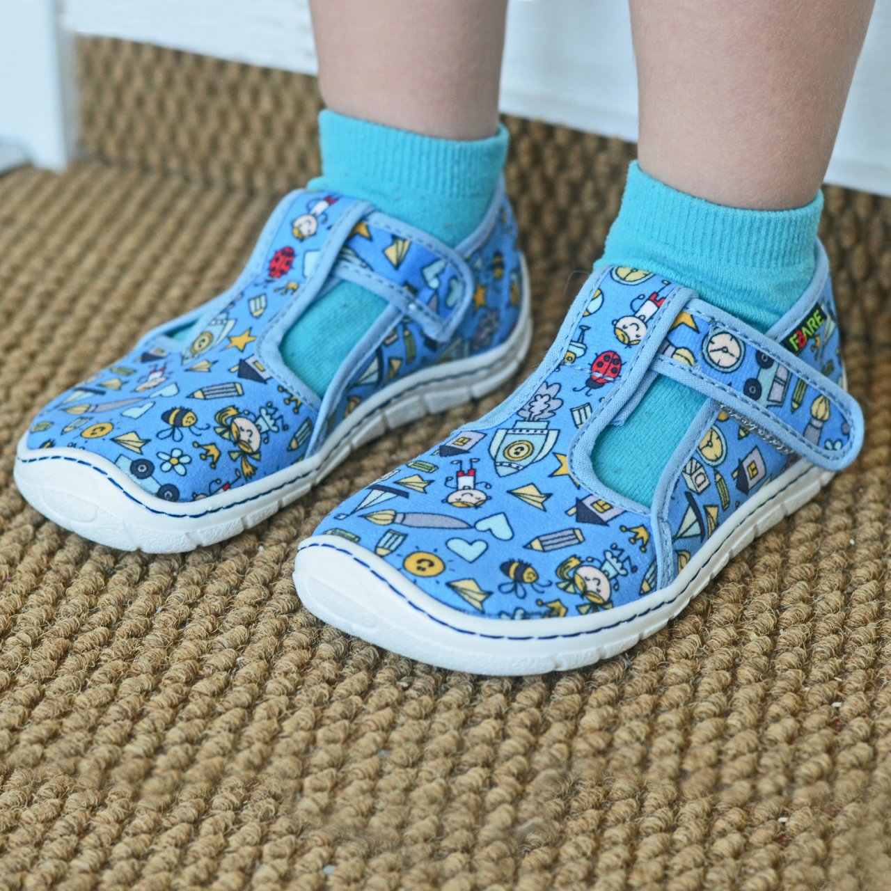 Fare Bare Slippers Light Blue - Zapatillas de casa barefoot infantiles azules con estampado de dibujitos