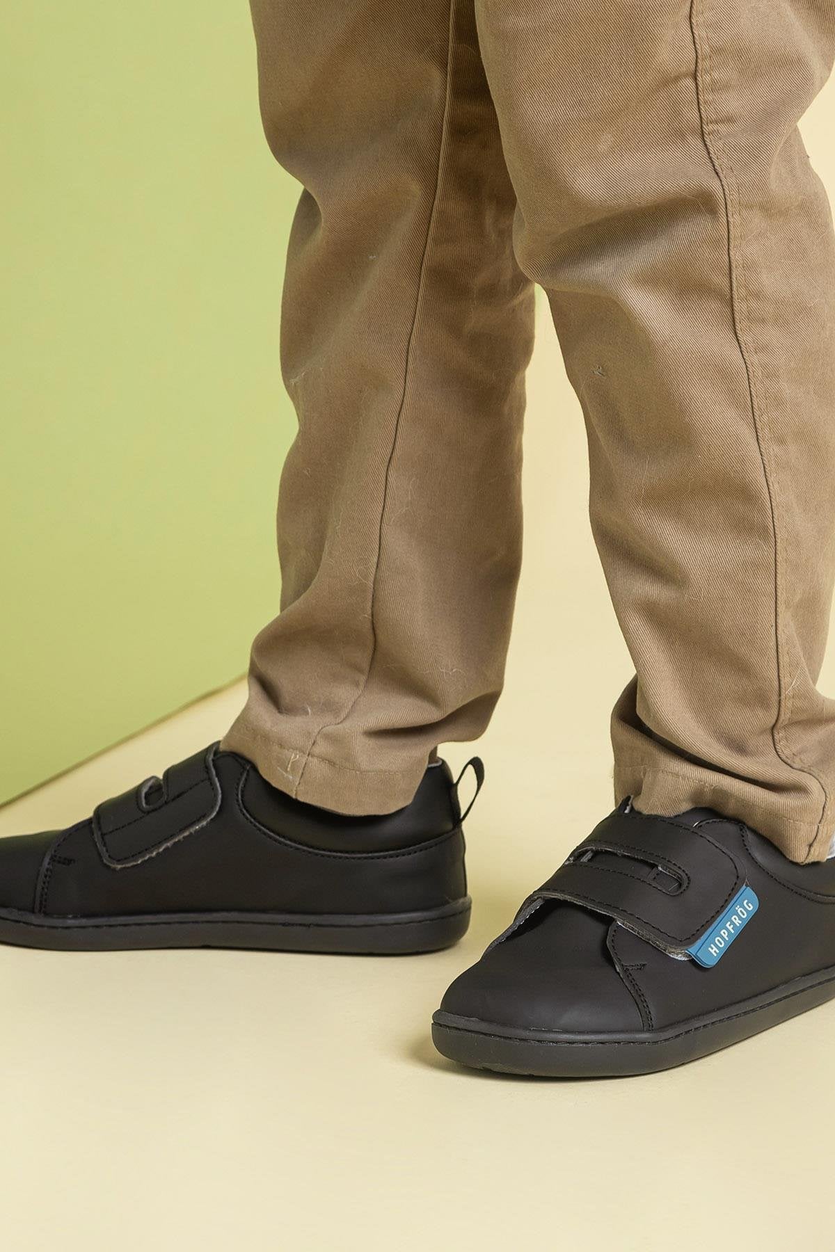 Hopfrög Kids - Smart Walker Casual Super Matte Black - zapatos colegiales barefoot univelcro