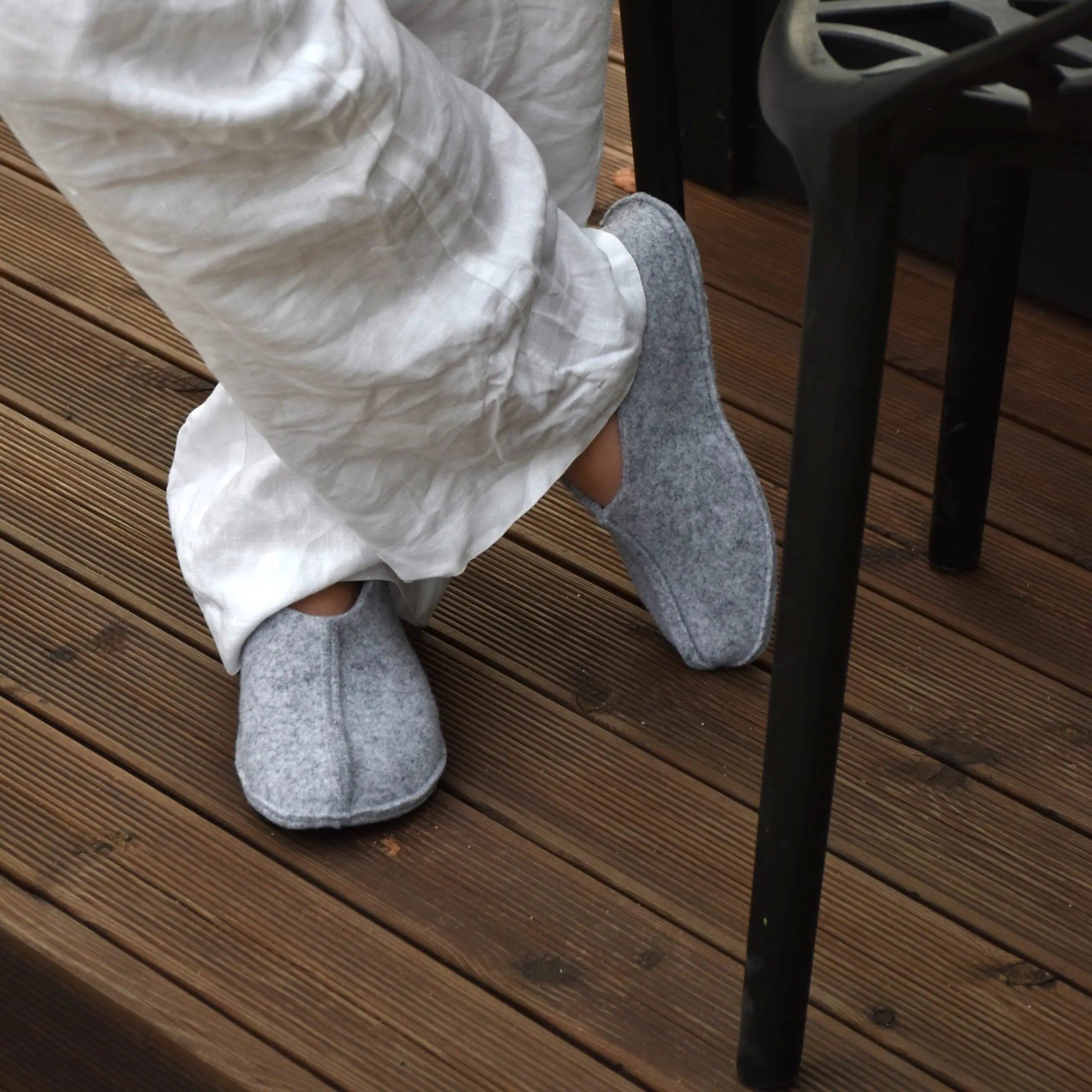 Omaking - Tohkri Grey - babuchas de casa barefoot de fieltro