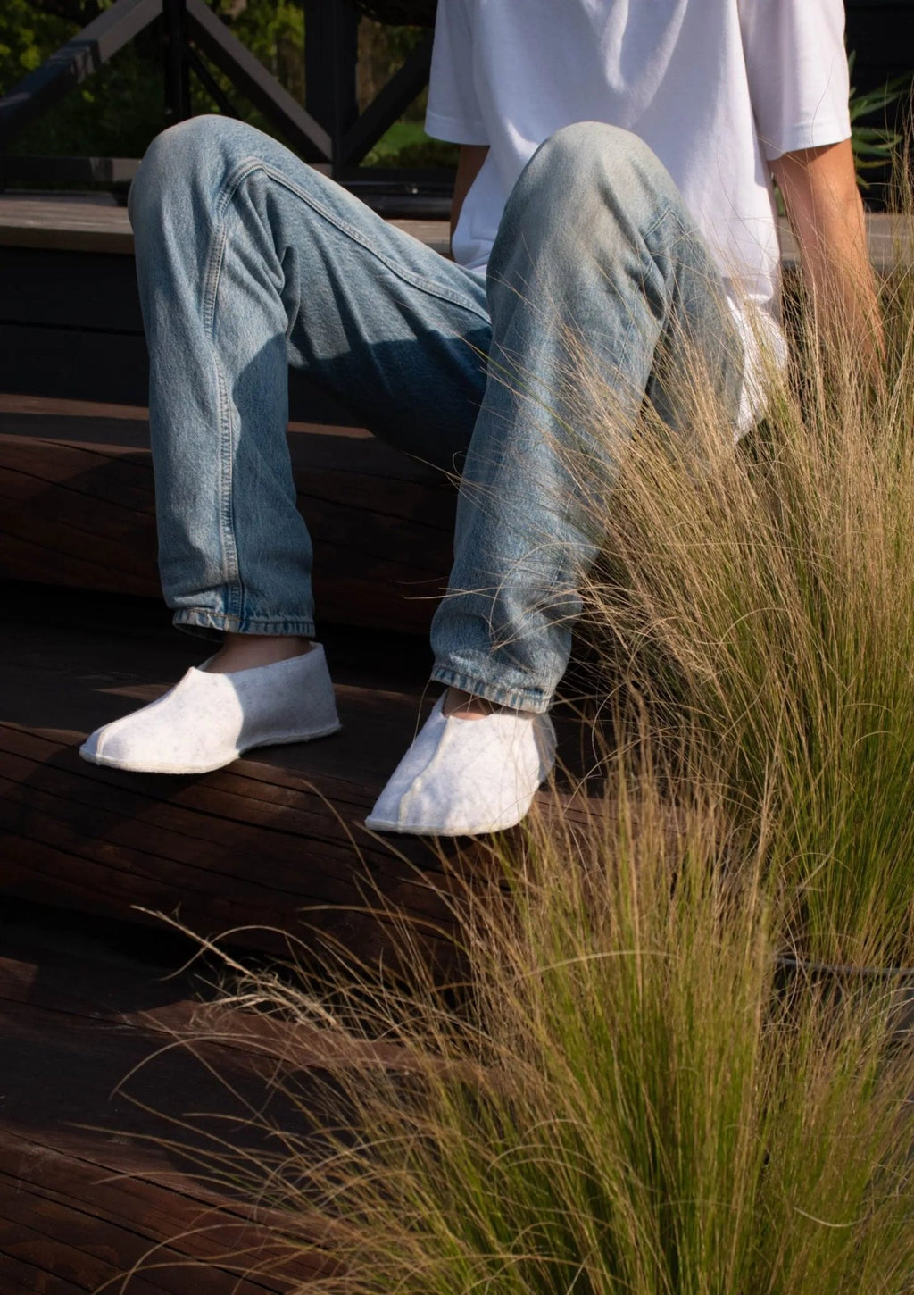Omaking - Tohkri White - babuchas de casa barefoot fieltro y lana unisex