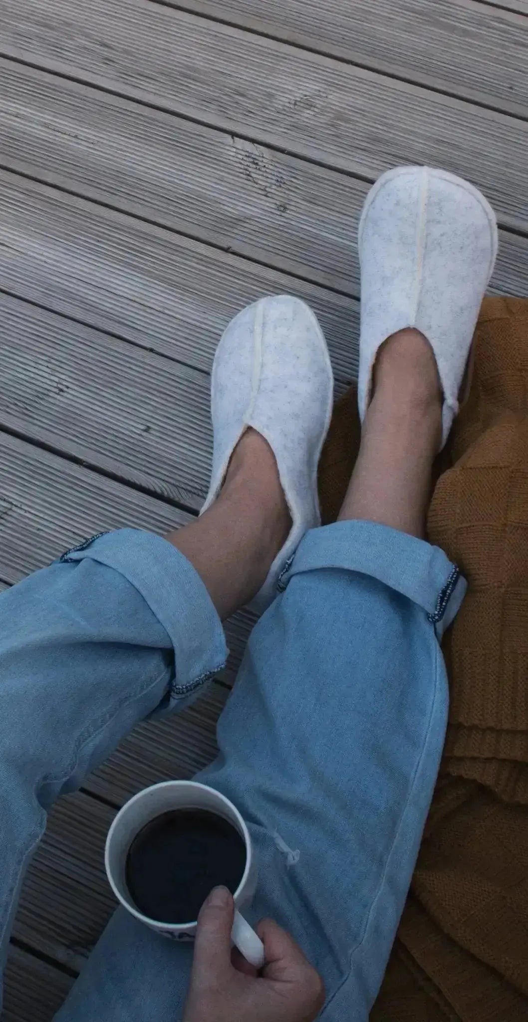 Omaking - Tohkri White - babuchas de casa barefoot fieltro y lana unisex