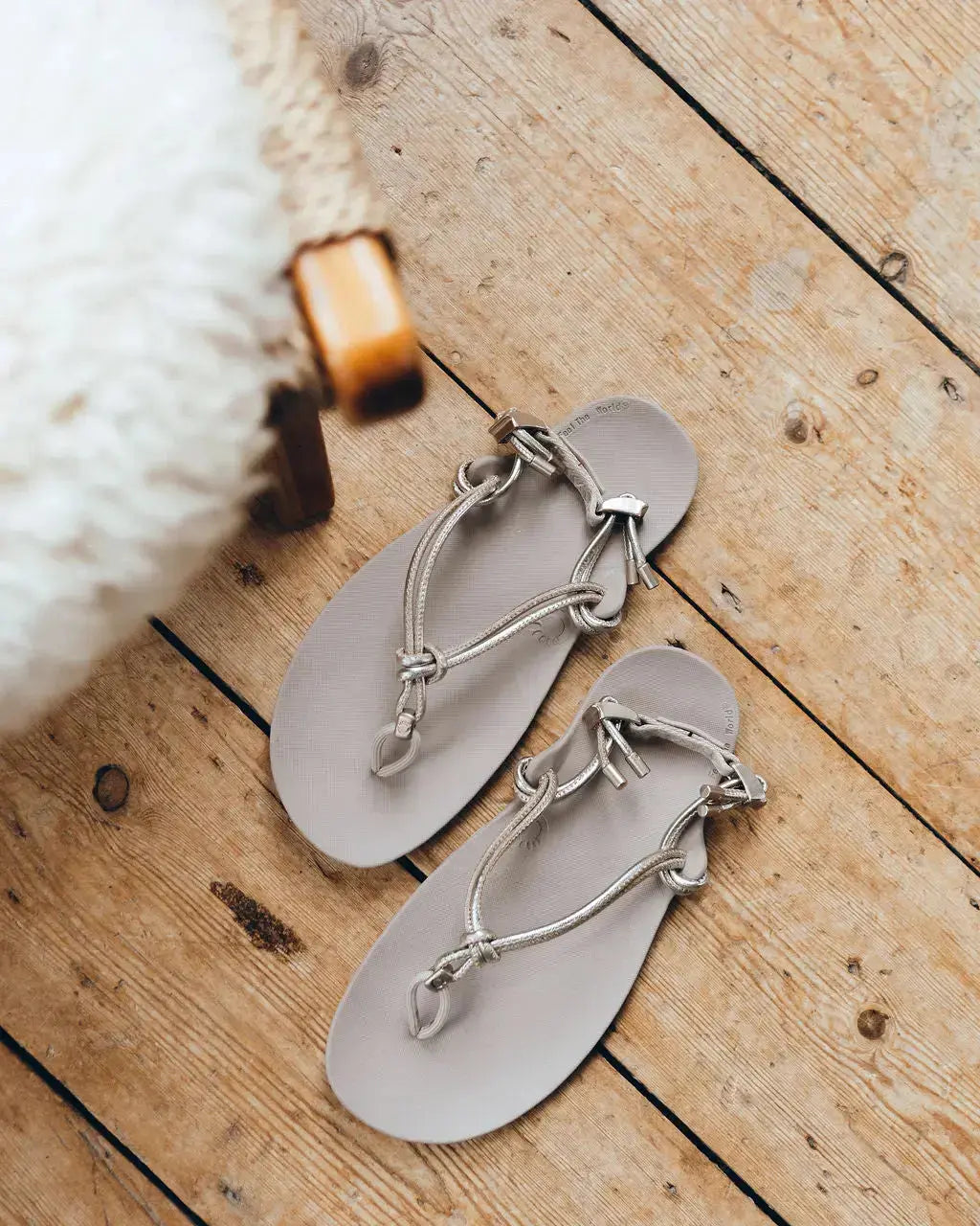 Xero Shoes - Genesis Leather Gold Metallic Women - Sandalias barefoot de dedo doradas para mujer
