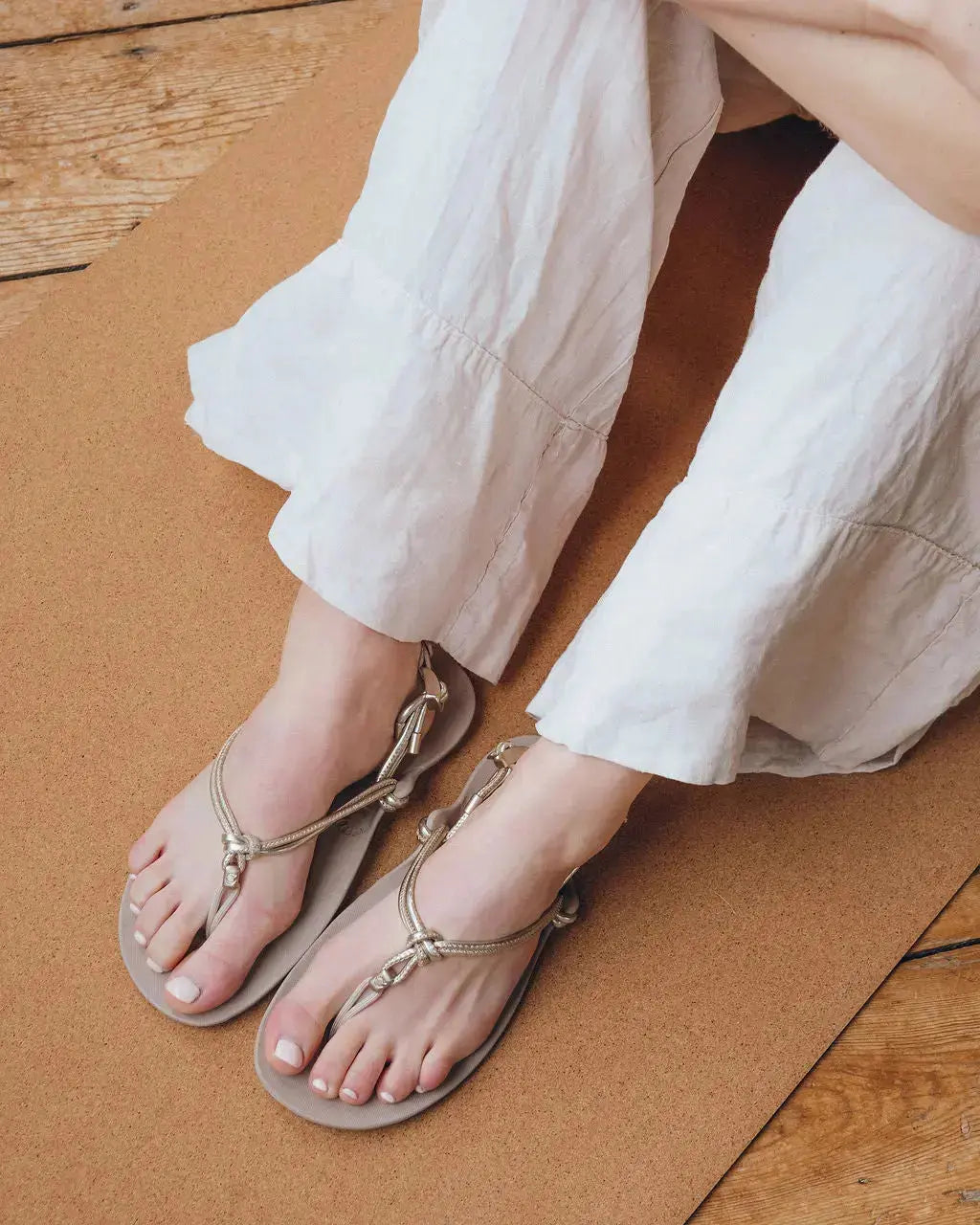 Xero Shoes - Genesis Leather Gold Metallic Women - Sandalias barefoot de dedo doradas para mujer