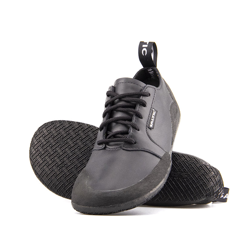 Saltic Outdoor Flat Black Nappa - Zapatillas barefoot unisex para senderismo negras