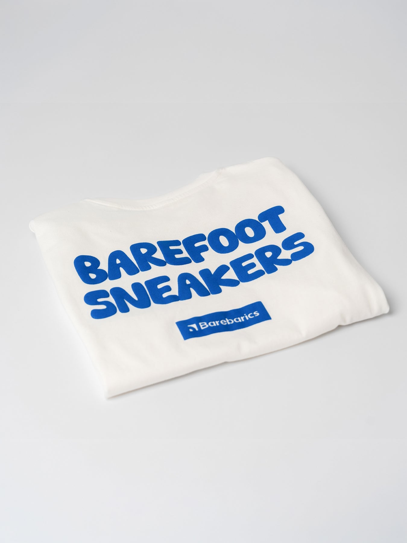 Barebarics - BoldTee Off White - Camiseta unisex - Cacles Barefoot