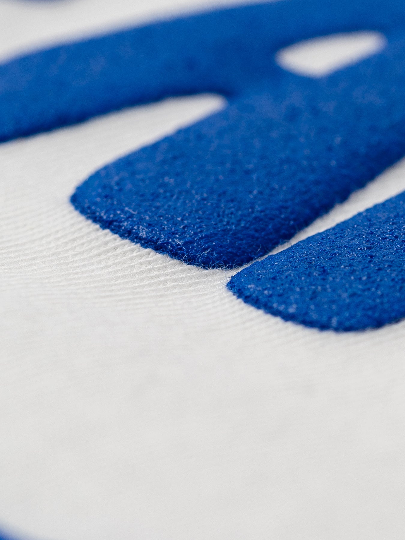 Barebarics - BoldTee Off White - Camiseta unisex - Cacles Barefoot