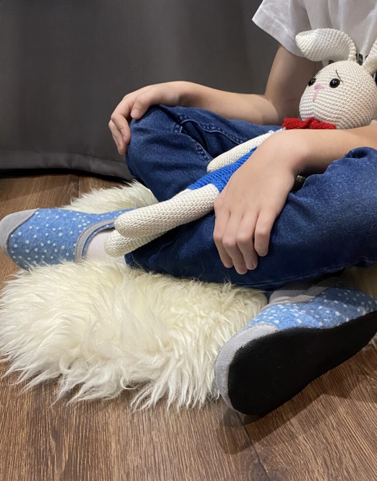 OmaKing - Mini - Suus Blue&Dots - zapatillas de casa barefoot fieltro y lana - Cacles Barefoot