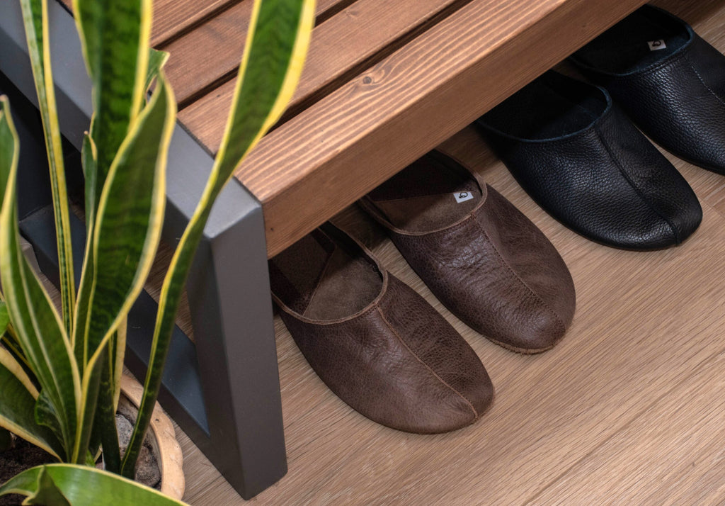 OmaKing Sulbi Dark Brown - Zapatillas de casa barefoot sin talón de cuero reciclado marrón oscuro